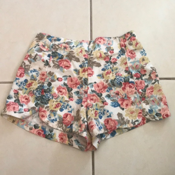 Pants - Super cute Floral shorts